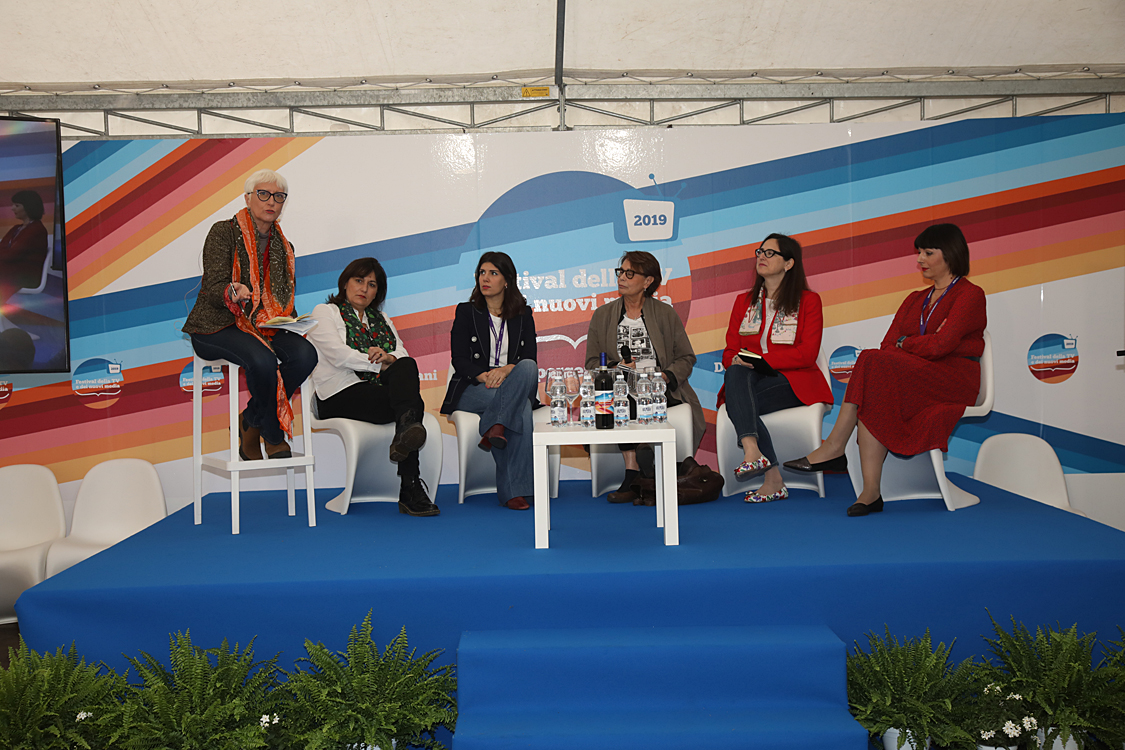 Festival della TV e dei Nuovi Media 2019_097.jpg - Il Ruolo della donna nel mondo dei media: contenuti, rappresentanza e stereotipi La responsabilizzazione dei produttori televisivi, degli editori e, più in generale, di chi lavora nell’industria dei media  deve concorrere ad affrontare i problemi degli stereotipi al femminile per una rinascita  sociale della donna grazie alla grande potenza comunicativa dei media.In collaborazione con Women in Film, Tv & Media Italia Giulia Blasi, Mussi Bollini, Daniela Collu, Astrid De Berardinis, Simona Ercolani, Raffaella Masoero con Alessandra Comazzi